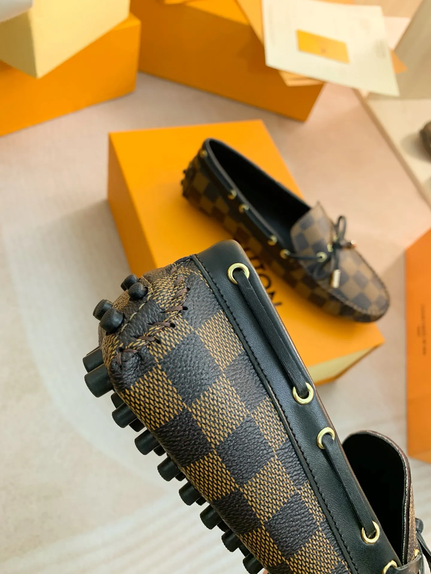 p460💰Couple model❤️🇫🇷 𝙇𝙤𝙪𝙞𝙨 𝙑𝙪𝙞𝙩𝙩𝙤𝙣 🇫🇷Louis Vuitton 2023 Classic𝓛𝓿 𝓣𝓻𝓪𝓲𝓷𝓮𝓻 Sports Series ➪➪➪¯ [Arizona Doudou Shoes Series] ▪️▪️▪️Arizona slip-on shoes are made of Monogram Eclipse canvas. Its hand-painted and dyed edges and hand-sewn uppers fully demonstrate Louis Vuitton's traditional shoemaking craftsmanship. This slip-on shoe is very lightweight. The integrated tongue and upper make it particularly comfortable and flexible. The soft outsole is equipped with rubber padding. Decorated with matching sash. Detailed features: ☑️Monogram Eclipse canvas ☑️Black Eclipse pattern ☑️Hand-painted shoe edges ☑️Hand-sewn uppers (each pair takes time to process) ☑️Integrated tongue and upper construction ☑️Outsole equipped with rubber lining ☑️size: 35_46